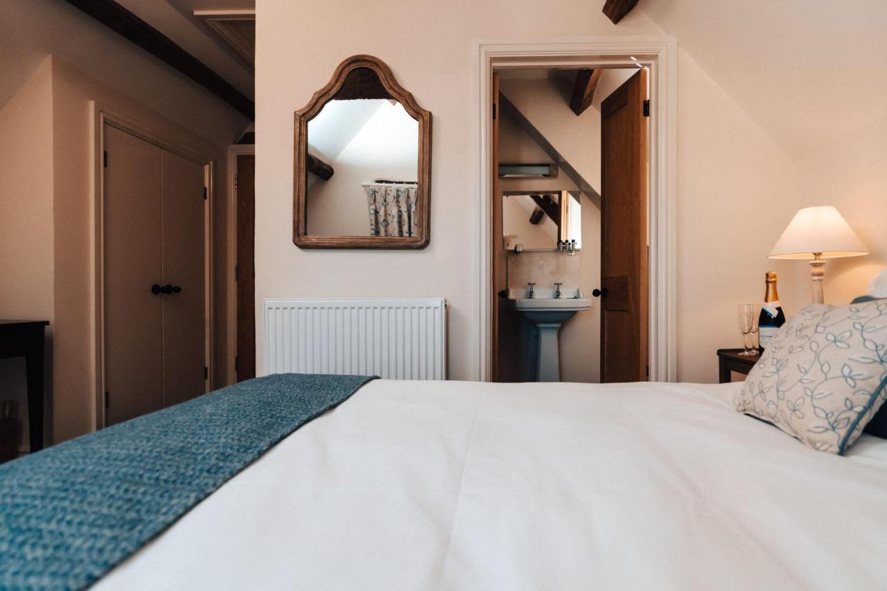 Cat And Custard Pot Inn Shipton Moyne ภายนอก รูปภาพ