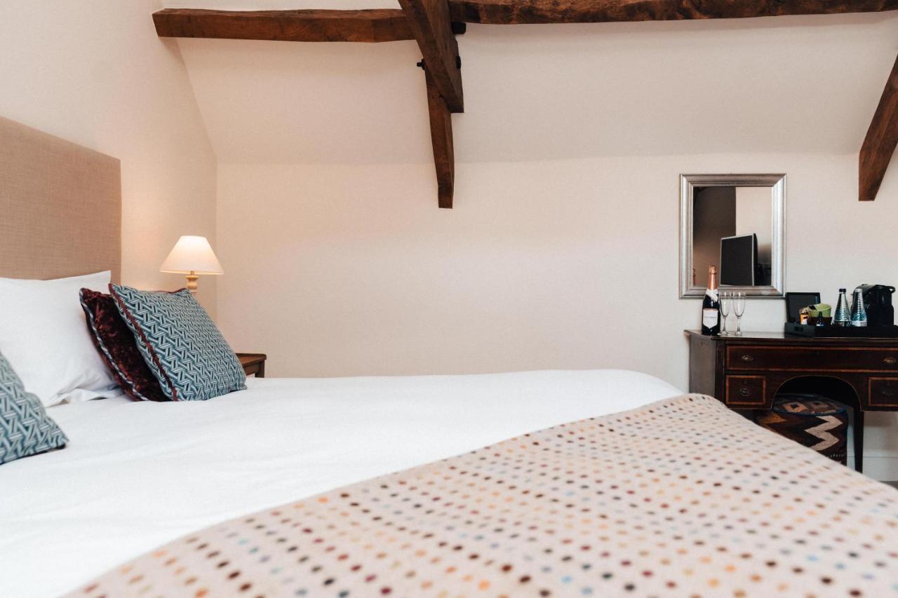 Cat And Custard Pot Inn Shipton Moyne ภายนอก รูปภาพ