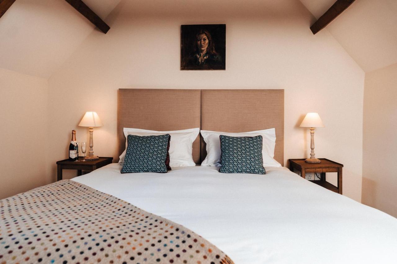 Cat And Custard Pot Inn Shipton Moyne ภายนอก รูปภาพ