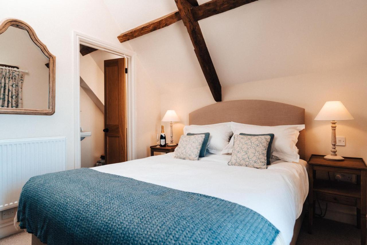 Cat And Custard Pot Inn Shipton Moyne ภายนอก รูปภาพ