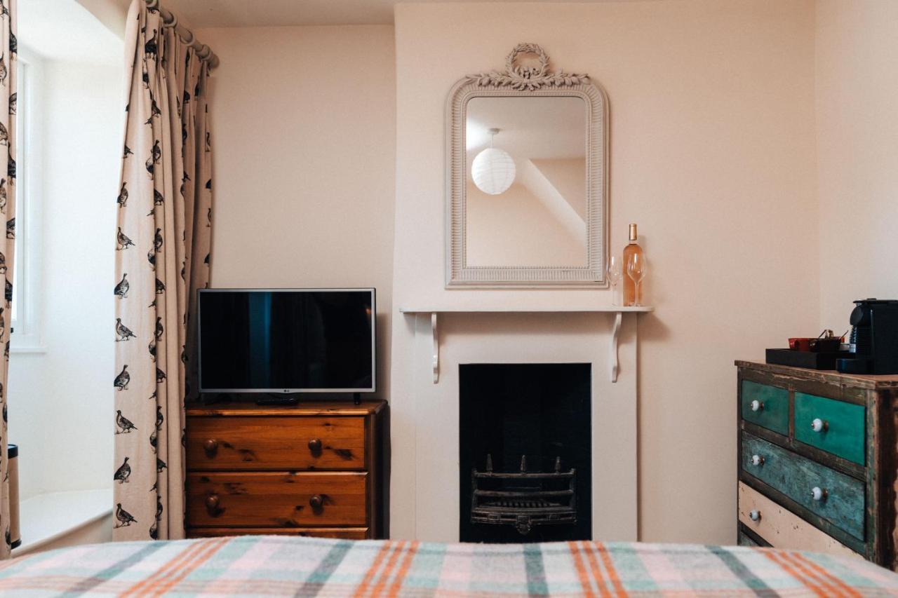 Cat And Custard Pot Inn Shipton Moyne ภายนอก รูปภาพ