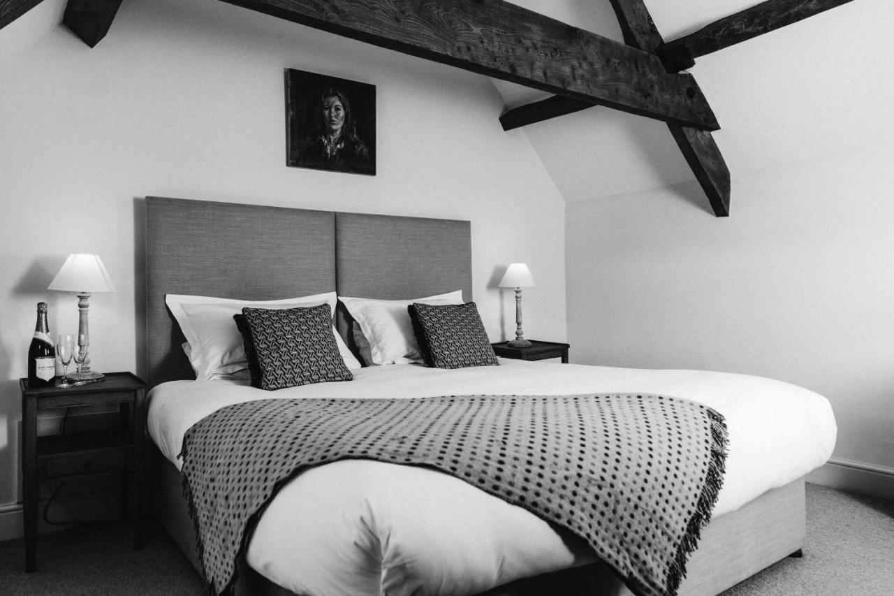 Cat And Custard Pot Inn Shipton Moyne ภายนอก รูปภาพ