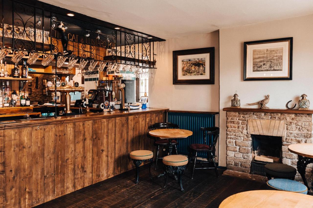 Cat And Custard Pot Inn Shipton Moyne ภายนอก รูปภาพ