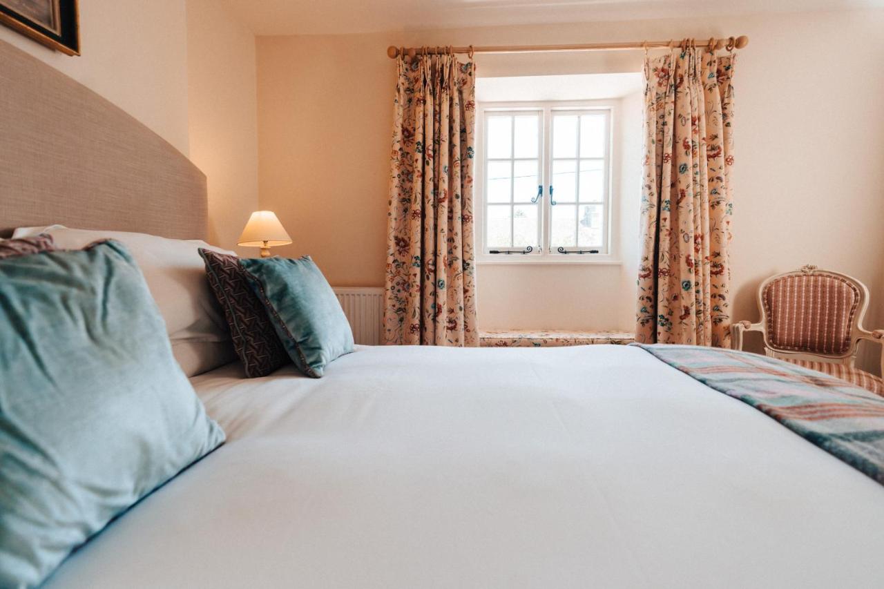 Cat And Custard Pot Inn Shipton Moyne ภายนอก รูปภาพ