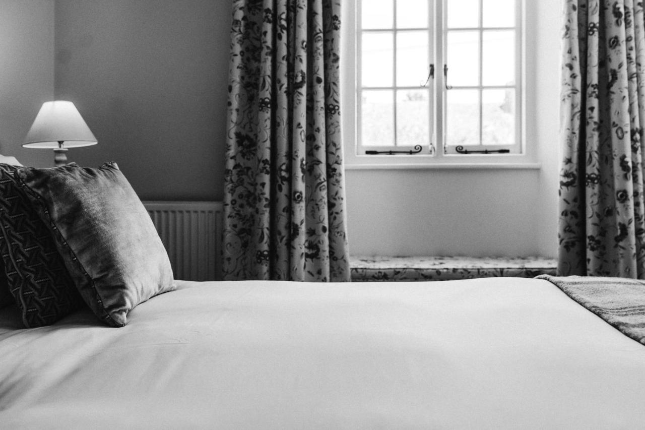 Cat And Custard Pot Inn Shipton Moyne ภายนอก รูปภาพ