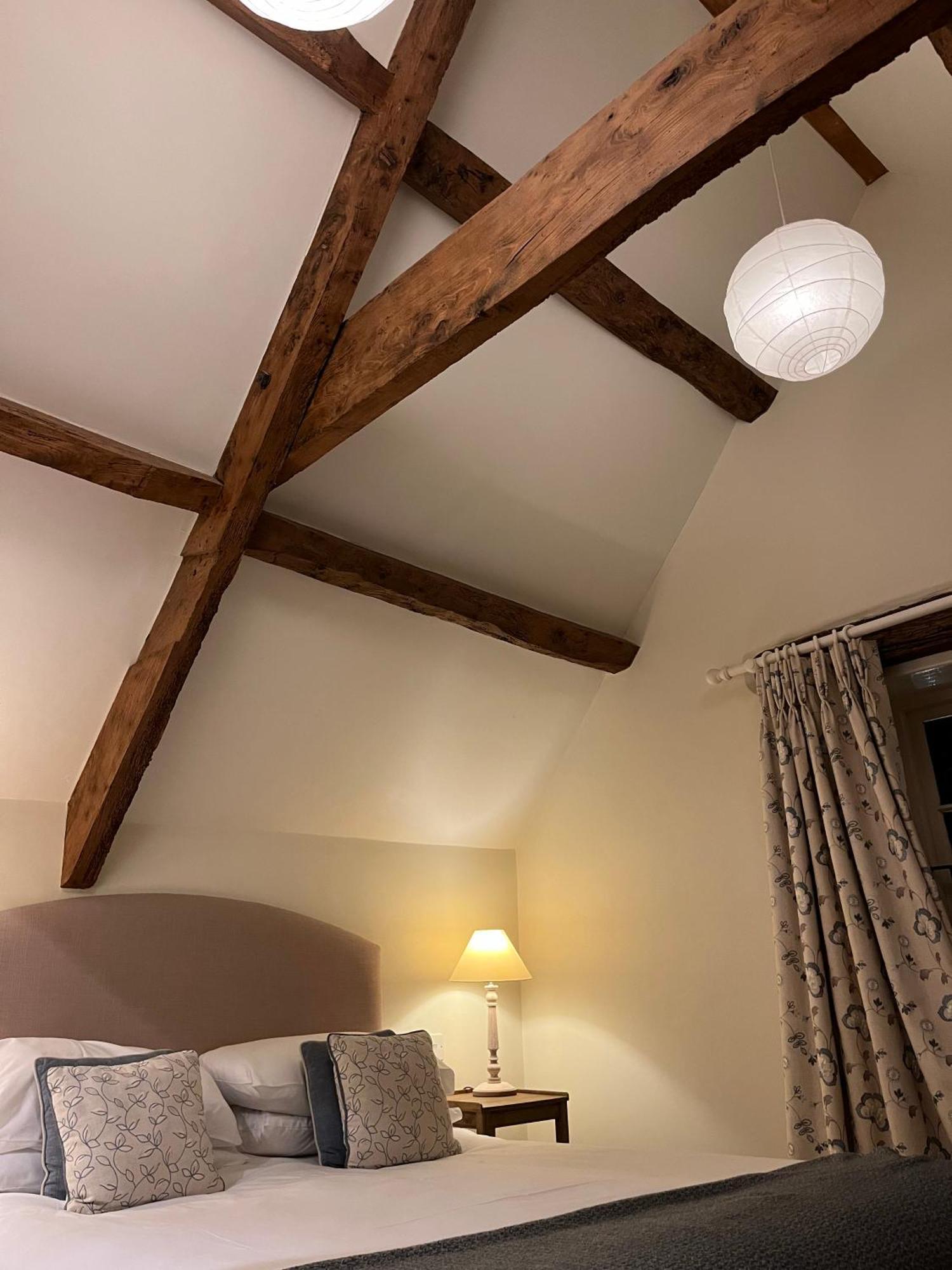 Cat And Custard Pot Inn Shipton Moyne ภายนอก รูปภาพ