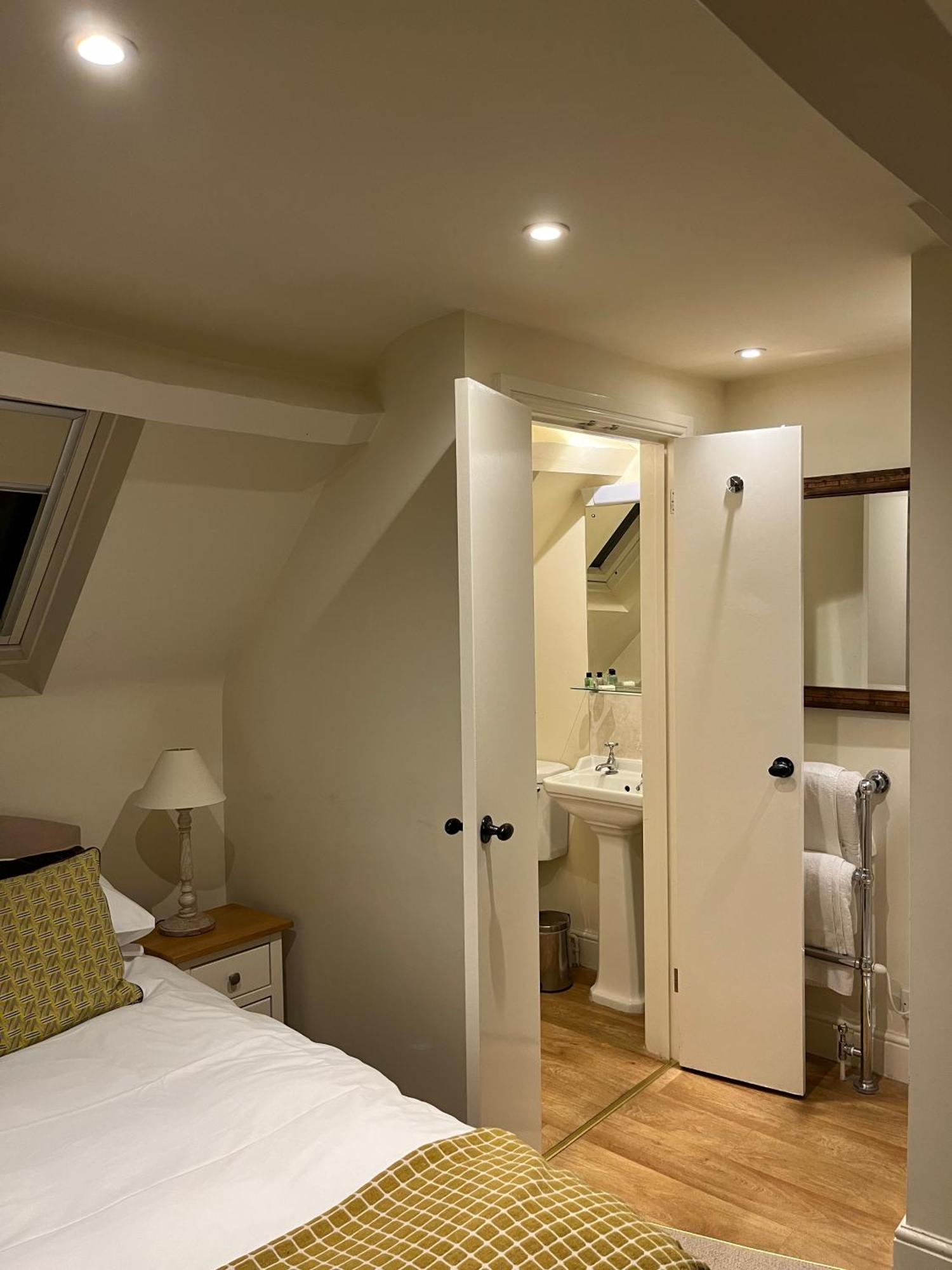 Cat And Custard Pot Inn Shipton Moyne ภายนอก รูปภาพ