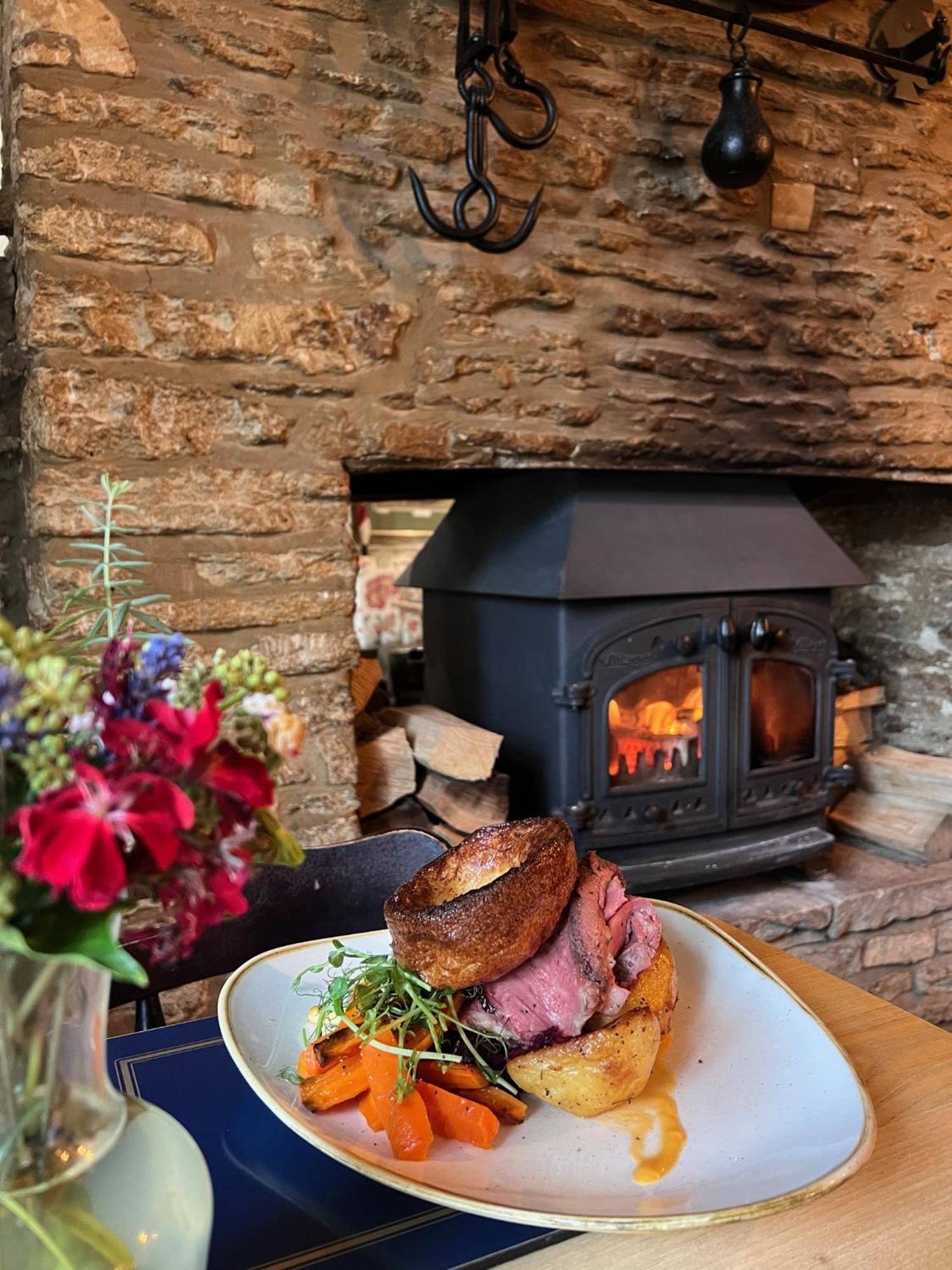 Cat And Custard Pot Inn Shipton Moyne ภายนอก รูปภาพ